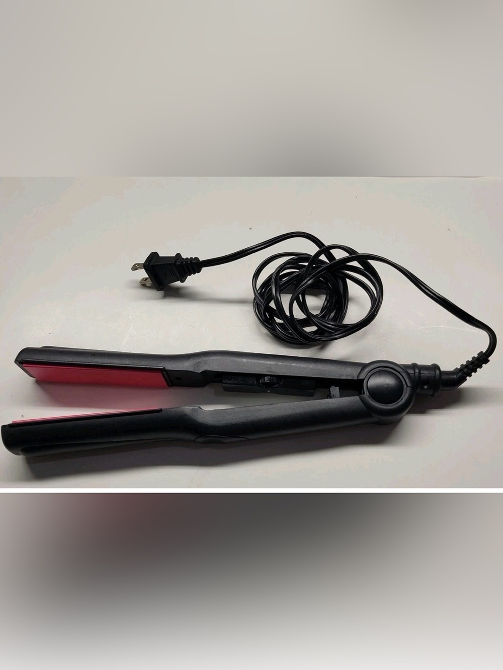Revlon Ceramic 1" Flat Iron RVST2029A Hair
Straightener Black Red